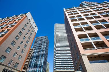 Mavi gökyüzü üzerinde modern şehrin gökdelenleri 