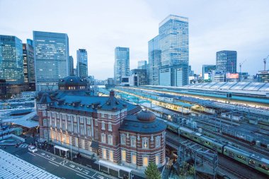 Tokyo İstasyonu, Japonya 'nın en büyük tren istasyonu ve en işlek istasyonu olan 1914 yılında açıldı.