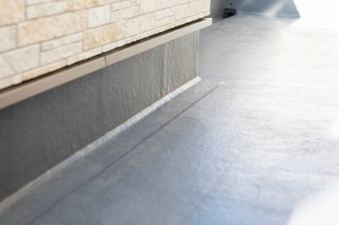 Modern binanın önündeki beton duvar.