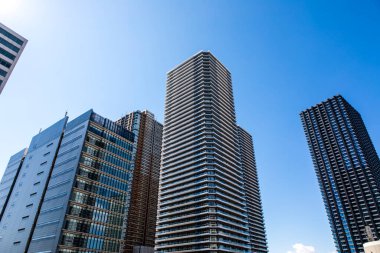 Mavi gökyüzü üzerinde modern şehrin gökdelenleri 