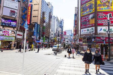 Şehir Tokyo 'sunda sokaklarda yürüyen insanlar.