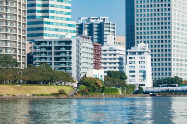 Mavi gökyüzü ile şehir silueti