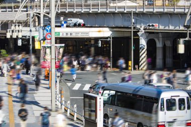 Shibuya Bölgesi, Tokyo, Japonya 'da yürüyen kalabalığın odaklanmış arka planı