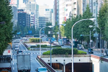 Tokyo şehir caddesinde modern mimari 