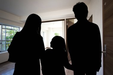 Aile yeni bir eve güneş ışığıyla giriyor.