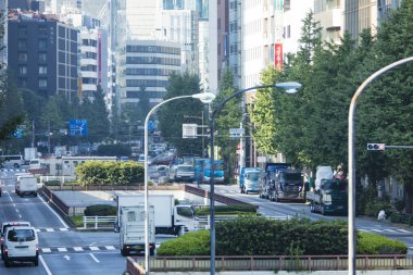 Tokyo şehir caddesinde modern mimari 