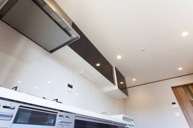 Modern mutfaktaki tavan ışıklarının görüntüsü  