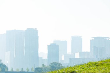 Mavi gökyüzü ile şehir silueti