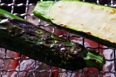 Izgarada yeşil kabak parçaları. Vejetaryen barbeküsü