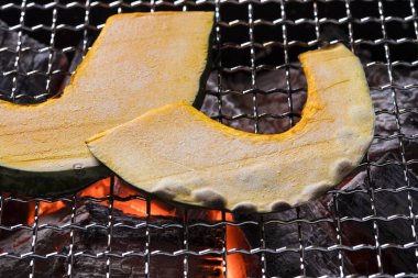 Kabak dilimleri ızgarada. Vejetaryen barbeküsü