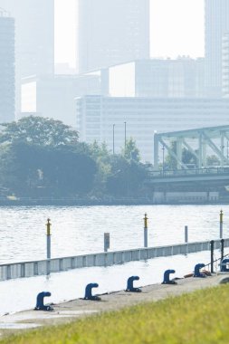 Mavi gökyüzü ile şehir silueti