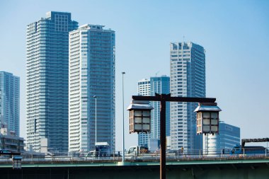 Mavi gökyüzü ile şehir silueti