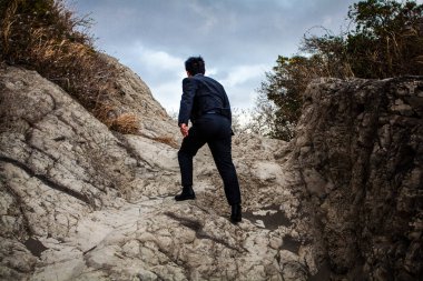 Asyalı işadamı Rocky Sahilinde yürüyor 