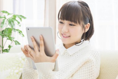 evde tablet bilgisayar kullanan kadın 