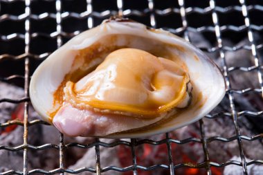 Izgaradaki istiridyenin yakın görüntüsü. Lezzetli Asya yemekleri