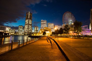 Tokyo şehrinin gökyüzü geceleri