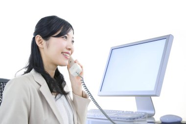 Ofisteki masasında telefonla konuşan genç bir iş kadınının portresi. beyaz arkaplanda izole