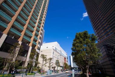 Mavi gökyüzü üzerinde modern şehrin gökdelenleri 