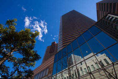 Mavi gökyüzü üzerinde modern şehrin gökdelenleri 