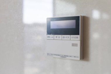 İç kısımdaki gri duvarda uzaktan kumanda 