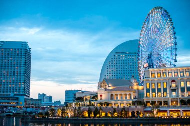 Tokyo 'nun ufuk çizgisi Sumida Nehri' nin yanında