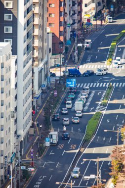 Şehir caddesinde çok trafik var. 