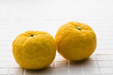 Beyaz arka planda izole edilmiş taze sarı limonlar