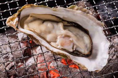 Izgaradaki istiridye manzarasını kapatın. Lezzetli Asya yemekleri