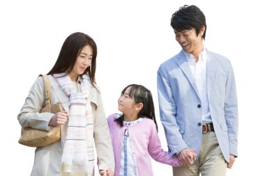 Mutlu Asyalı aile beyaz arka planda el ele tutuşuyor. 