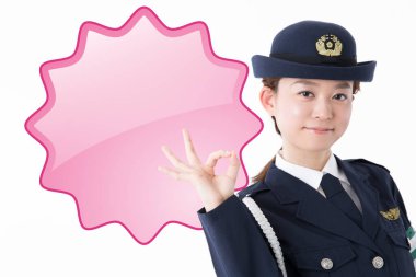 Polis üniformalı genç Asyalı kadın.