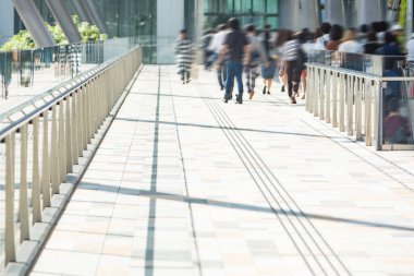 Bir grup insan yürüyüş yolunda yürüyor.