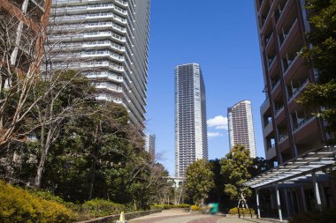 Mavi gökyüzü üzerinde modern şehrin gökdelenleri 