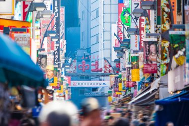 İnsanlar alışveriş alanında Japonya 'nın caddesinde yürüyor.