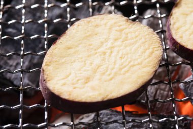 Izgarada patates dilimleri, yakın çekim.