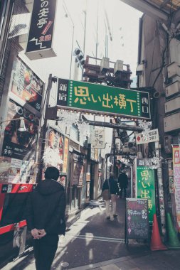 Tokyo 'da gezen kimliği belirsiz insanlar.