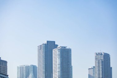 Mavi gökyüzü ile şehir silueti