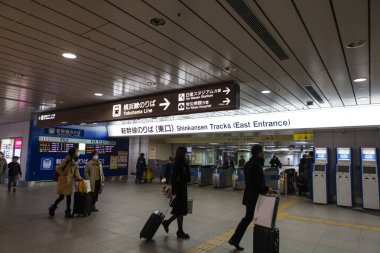 Tokyo 'da gezen kimliği belirsiz insanlar.