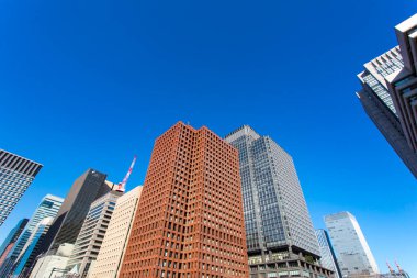 Yüksek binalar ve mavi gökyüzü - Tokyo, Japonya