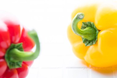 Beyaz arkaplanda sarı ve kırmızı biber