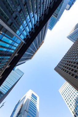 Yüksek binalar ve mavi gökyüzü - Tokyo, Japonya