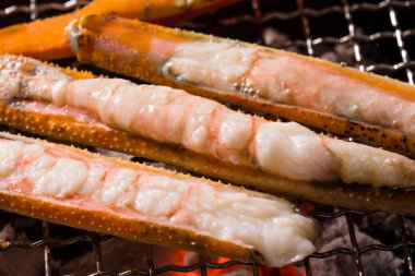 Izgaradaki yengecin yakın görüntüsü