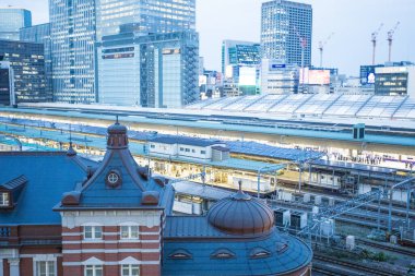 Tokyo İstasyonu, Japonya 'nın en büyük tren istasyonu ve en işlek istasyonu olan 1914 yılında açıldı.