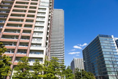 Mavi gökyüzü üzerinde modern şehrin gökdelenleri 