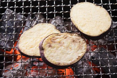 Izgarada leziz patlıcan, yakından bak.