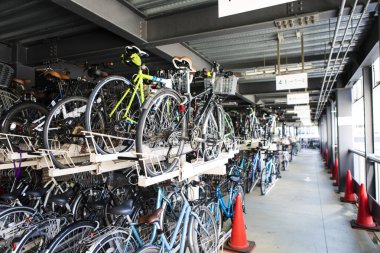 Şehirde parketmiş bir sürü bisikletin manzarası