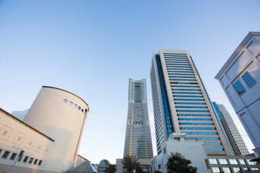 Şehirdeki modern yüksek binaların düşük açılı görüntüsü