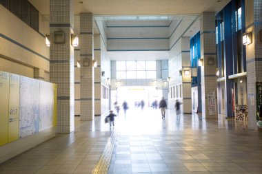 Tokyo, Japonya - 23 Ekim 2 0 16: Tokyo İstasyonu. Tokyo, Japonya 'da insanlar yürüyor.,