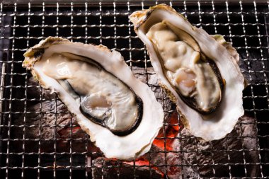 Yakın plan - ızgarada taze taze istiridye