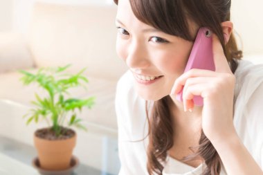 Genç ve güzel bir kız akıllı telefondan konuşuyor.