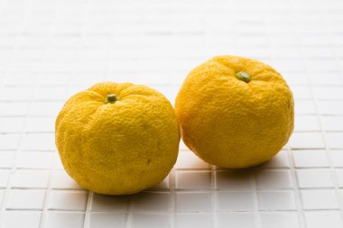 Beyaz arkaplanda taze limonlar